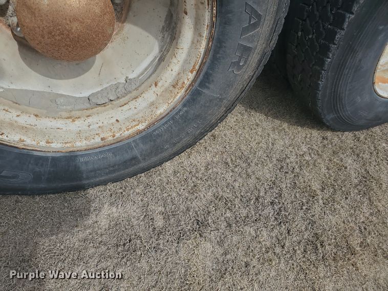 image for item IL9019 1986 Freightliner FLT-64T  semi truck