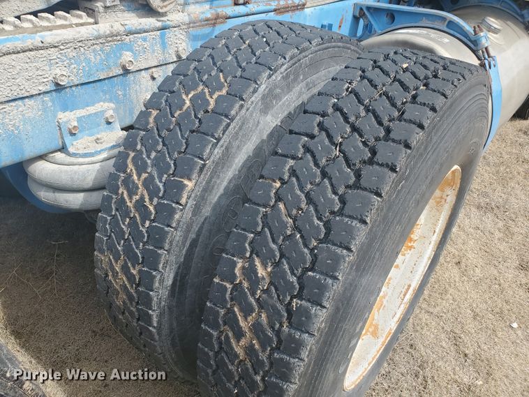 image for item IL9019 1986 Freightliner FLT-64T  semi truck