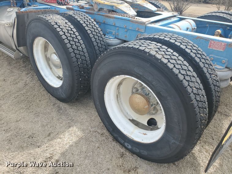 image for item IL9019 1986 Freightliner FLT-64T  semi truck