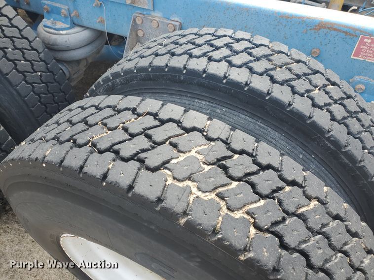 image for item IL9019 1986 Freightliner FLT-64T  semi truck