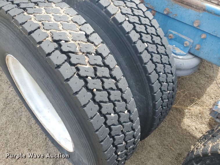 image for item IL9019 1986 Freightliner FLT-64T  semi truck