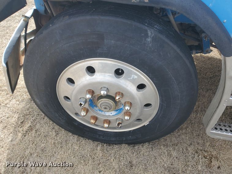 image for item IL9019 1986 Freightliner FLT-64T  semi truck