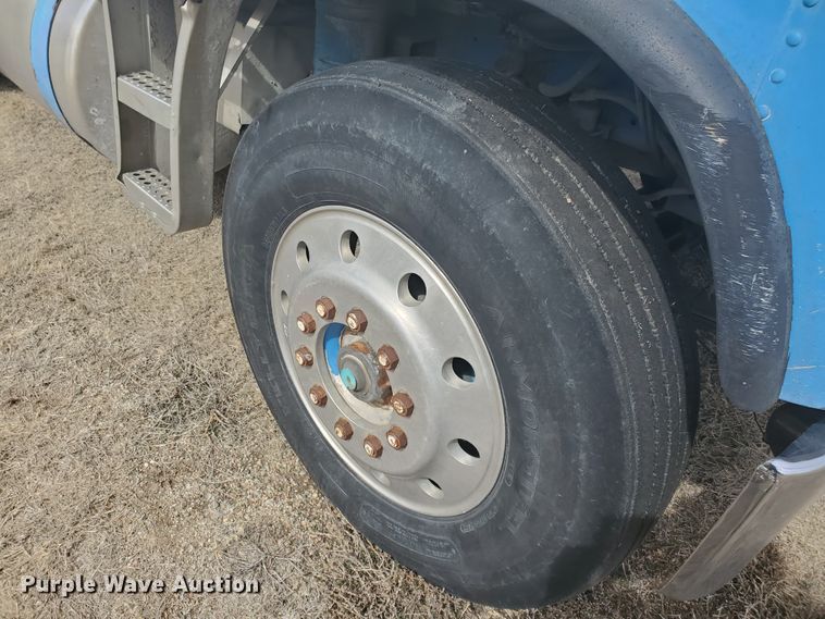 image for item IL9019 1986 Freightliner FLT-64T  semi truck