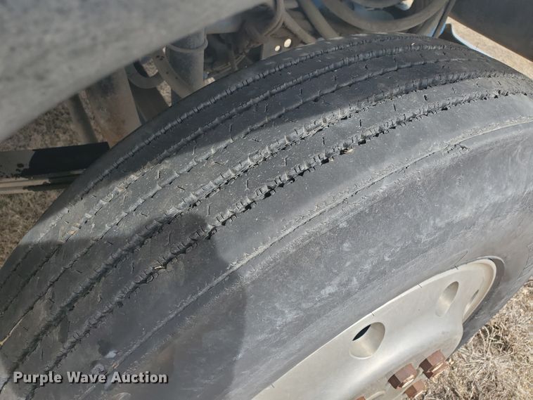 image for item IL9019 1986 Freightliner FLT-64T  semi truck