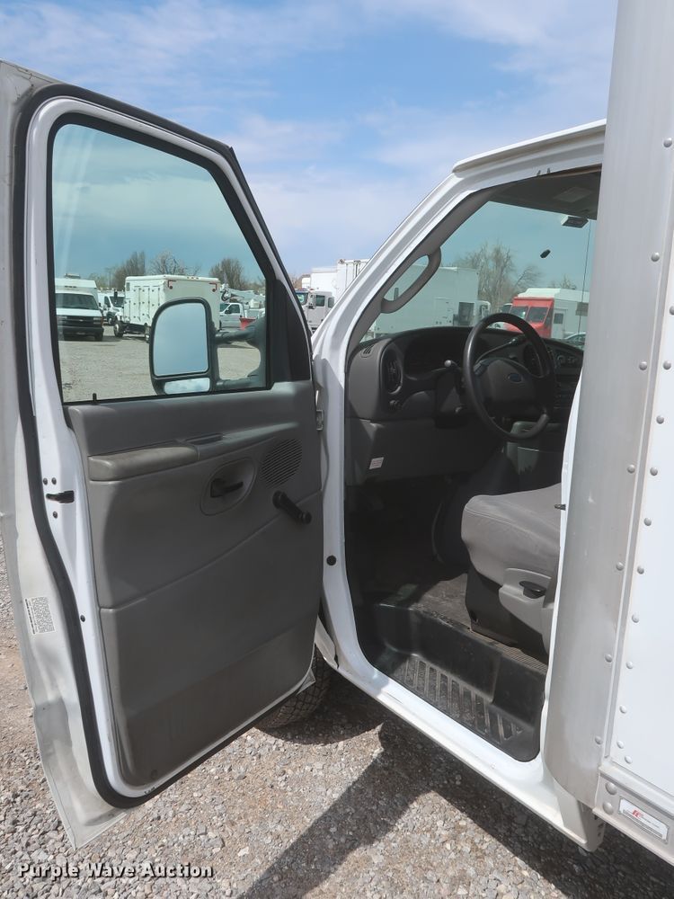 image for item IO9000 2008 Ford E350 Super Duty  box truck