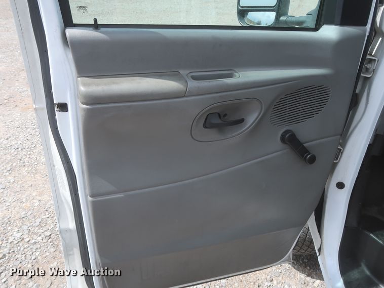 image for item IO9000 2008 Ford E350 Super Duty  box truck