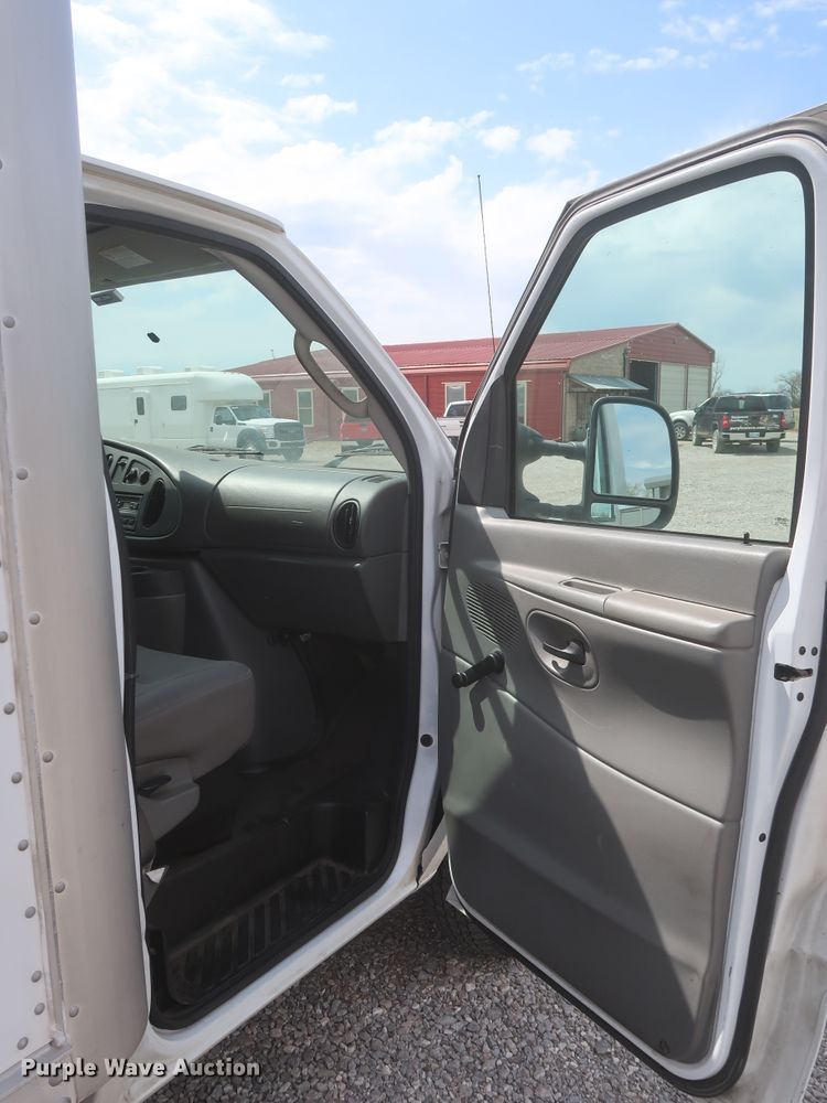 image for item IO9000 2008 Ford E350 Super Duty  box truck