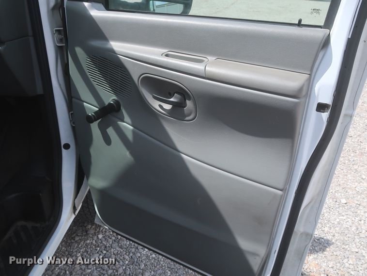 image for item IO9000 2008 Ford E350 Super Duty  box truck