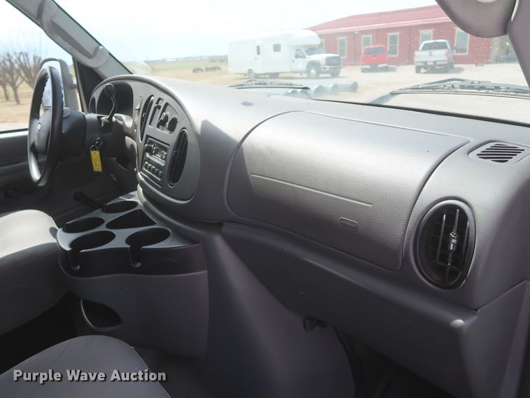 image for item IO9000 2008 Ford E350 Super Duty  box truck