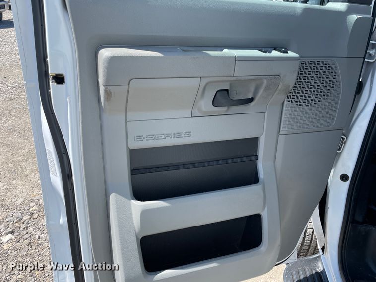 image for item IR9752 2016 Ford E350  box truck