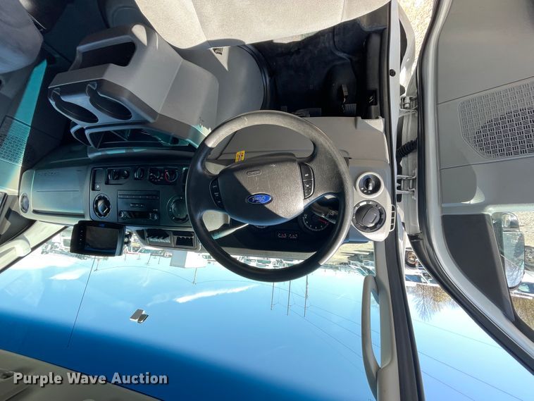 image for item IR9752 2016 Ford E350  box truck