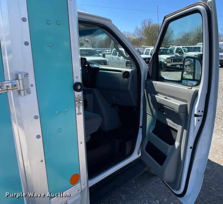 image for item IR9752 2016 Ford E350  box truck