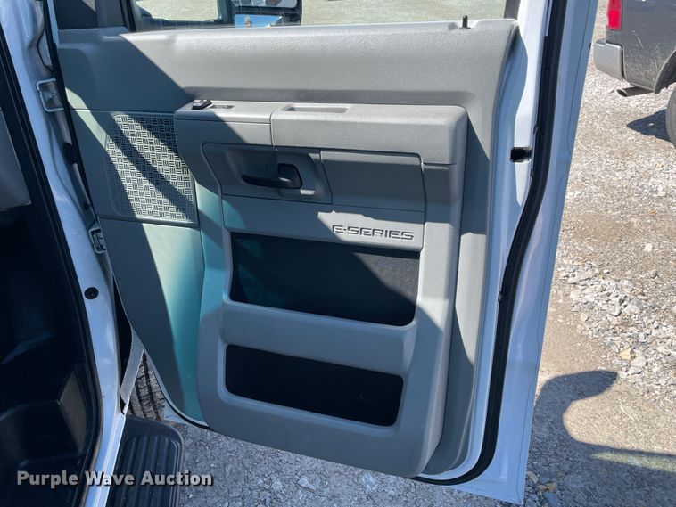 image for item IR9752 2016 Ford E350  box truck