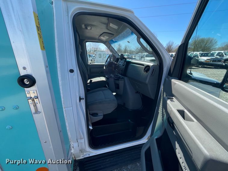 image for item IR9752 2016 Ford E350  box truck