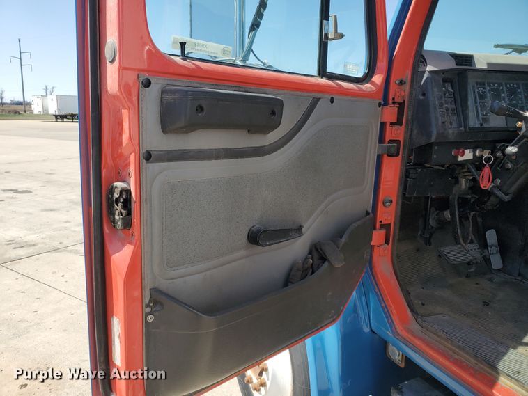 image for item IX9048 1997 International 4700  box truck