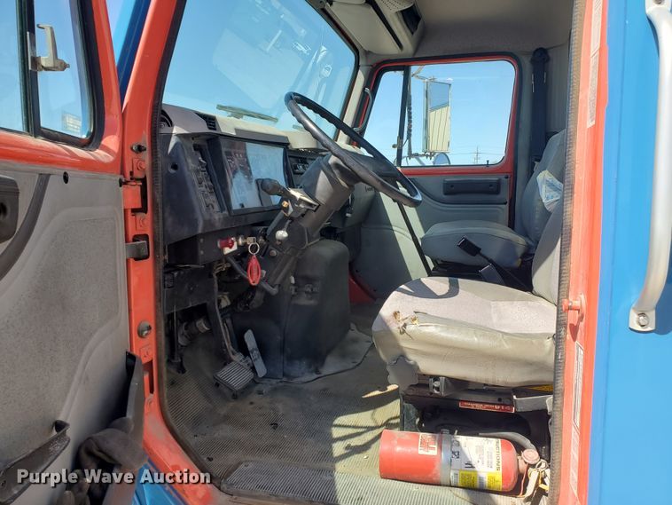 image for item IX9048 1997 International 4700  box truck