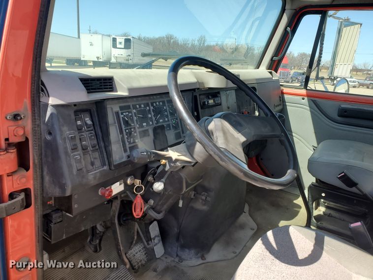 image for item IX9048 1997 International 4700  box truck