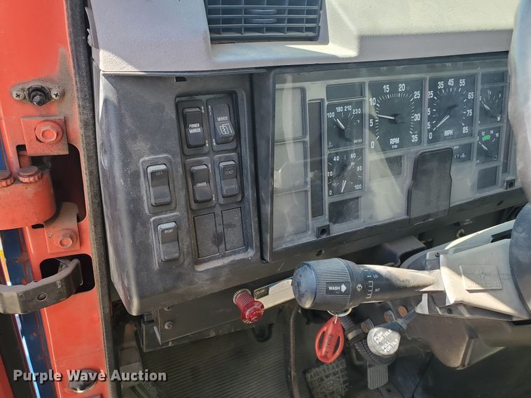 image for item IX9048 1997 International 4700  box truck