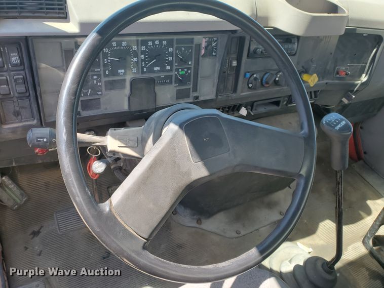 image for item IX9048 1997 International 4700  box truck