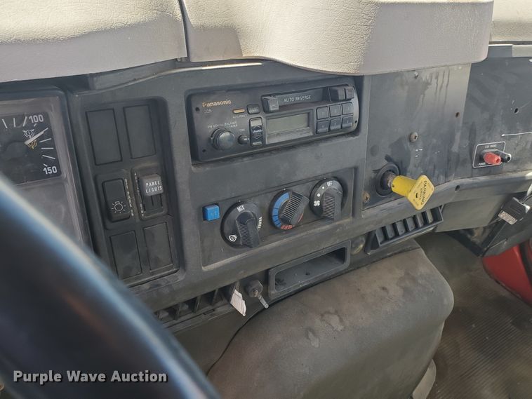 image for item IX9048 1997 International 4700  box truck