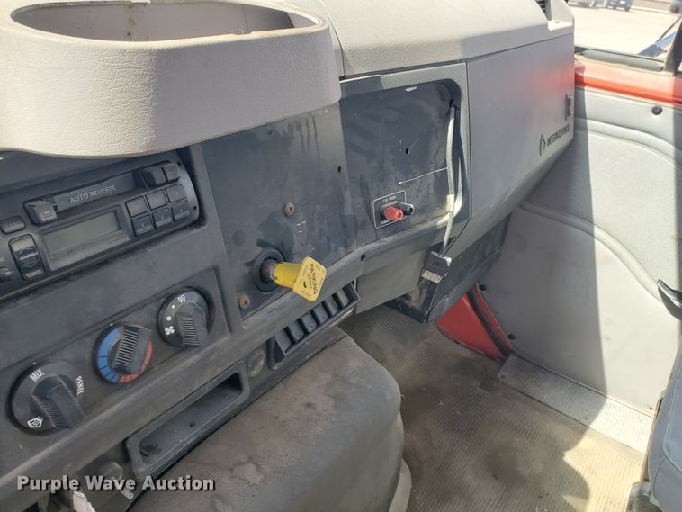 image for item IX9048 1997 International 4700  box truck