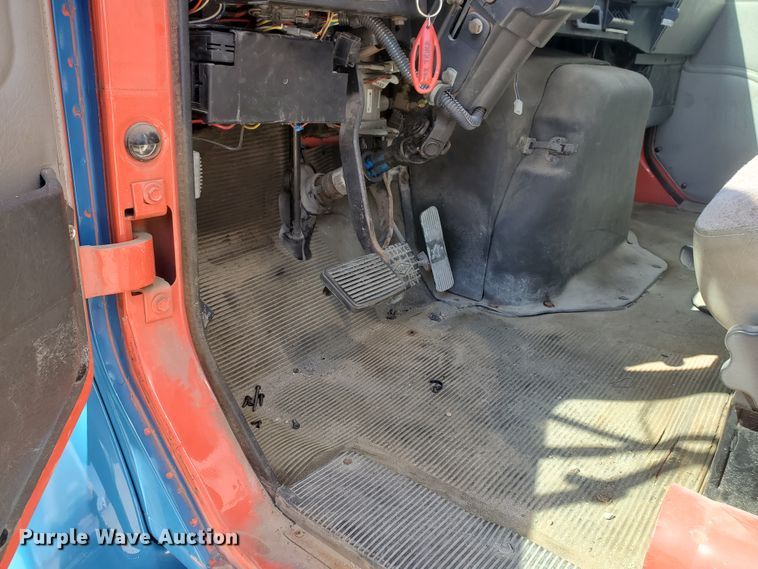 image for item IX9048 1997 International 4700  box truck