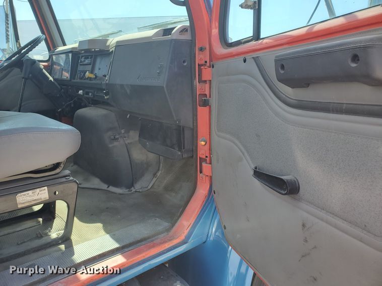 image for item IX9048 1997 International 4700  box truck