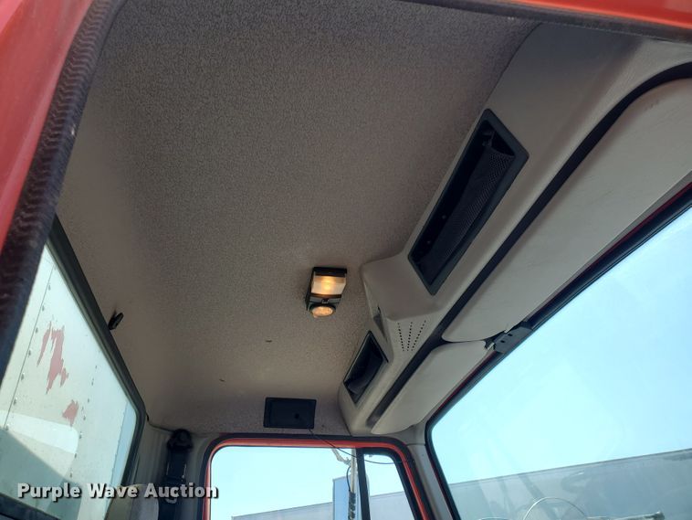 image for item IX9048 1997 International 4700  box truck