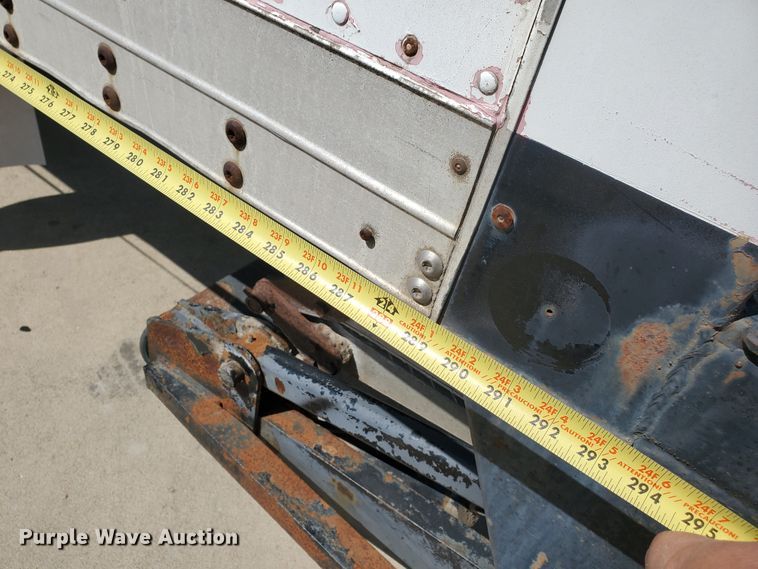 image for item IX9048 1997 International 4700  box truck