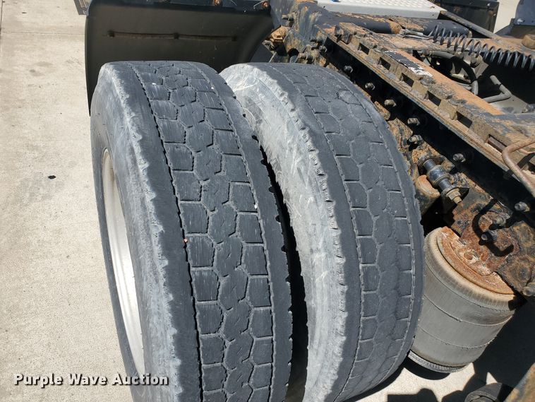 image for item IX9050 2007 International 9400i  semi truck