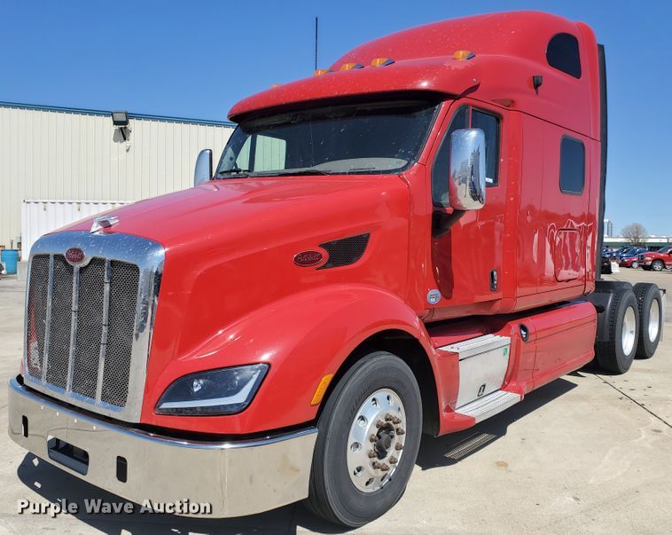 image for item IX9051 2012 Peterbilt 587  semi truck