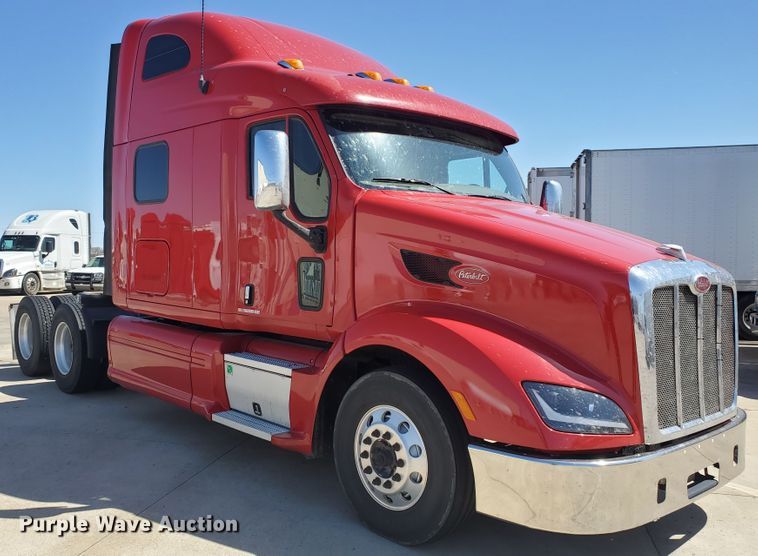 image for item IX9051 2012 Peterbilt 587  semi truck