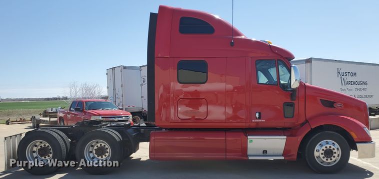 image for item IX9051 2012 Peterbilt 587  semi truck