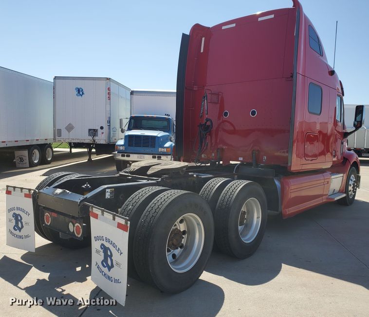 image for item IX9051 2012 Peterbilt 587  semi truck