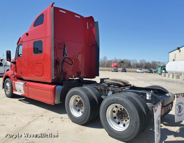 image for item IX9051 2012 Peterbilt 587  semi truck