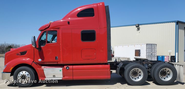 image for item IX9051 2012 Peterbilt 587  semi truck