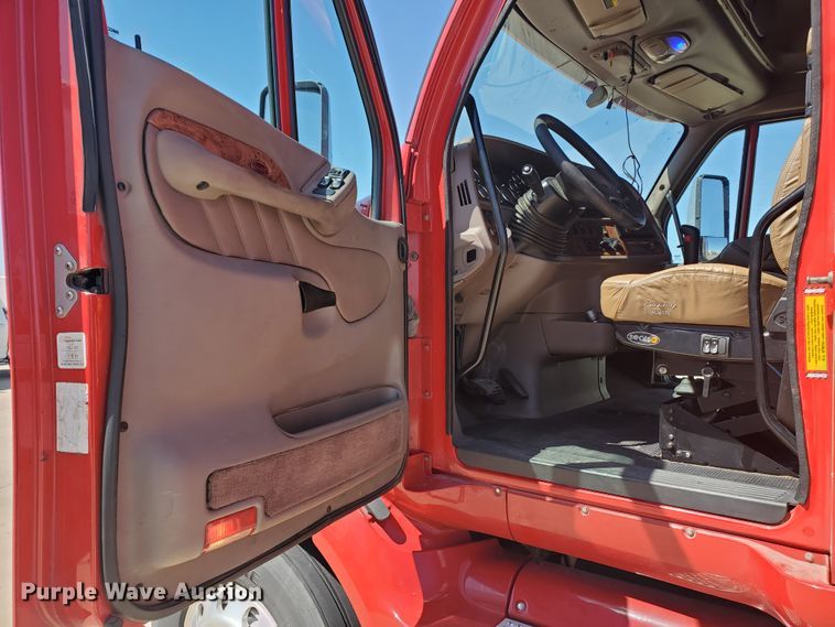 image for item IX9051 2012 Peterbilt 587  semi truck