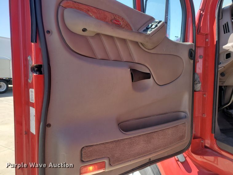 image for item IX9051 2012 Peterbilt 587  semi truck