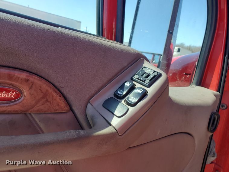 image for item IX9051 2012 Peterbilt 587  semi truck