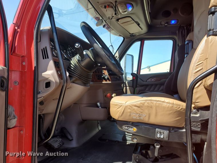 image for item IX9051 2012 Peterbilt 587  semi truck