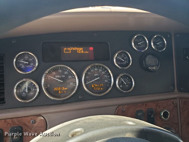 image for item IX9051 2012 Peterbilt 587  semi truck