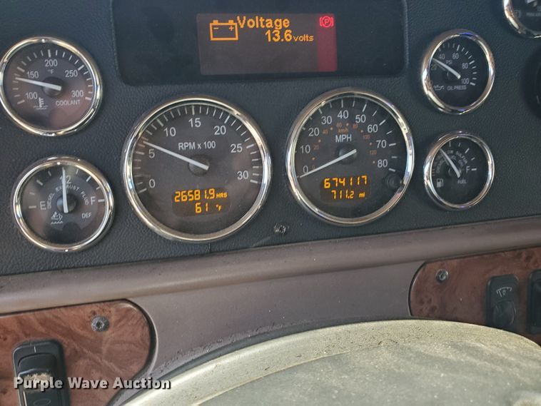 image for item IX9051 2012 Peterbilt 587  semi truck