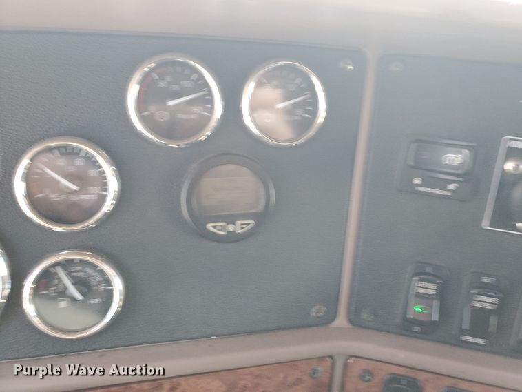 image for item IX9051 2012 Peterbilt 587  semi truck