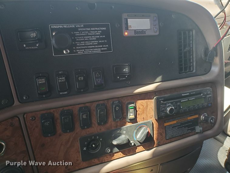 image for item IX9051 2012 Peterbilt 587  semi truck