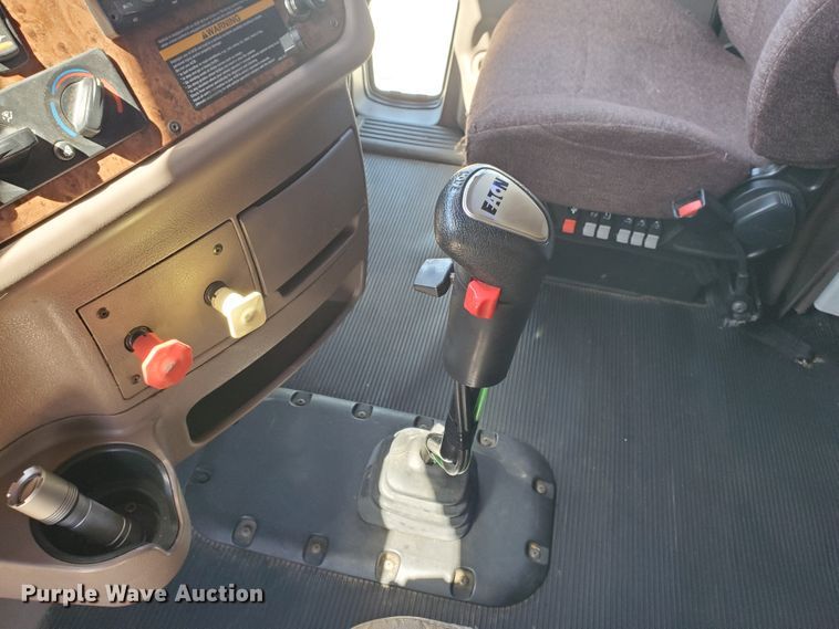 image for item IX9051 2012 Peterbilt 587  semi truck