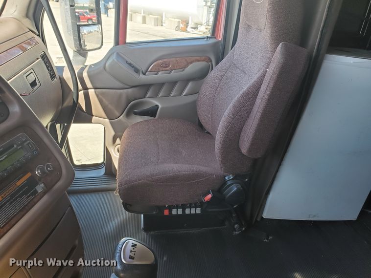 image for item IX9051 2012 Peterbilt 587  semi truck