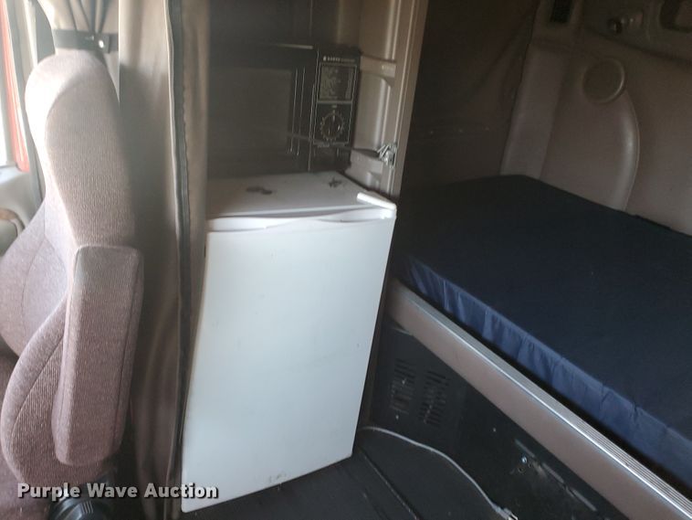 image for item IX9051 2012 Peterbilt 587  semi truck