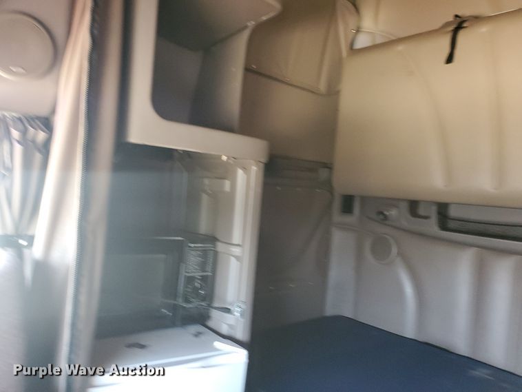 image for item IX9051 2012 Peterbilt 587  semi truck