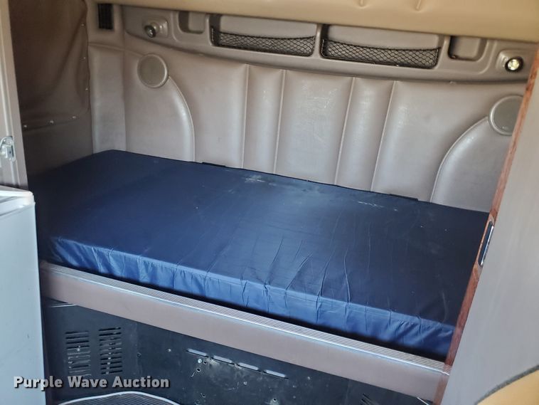 image for item IX9051 2012 Peterbilt 587  semi truck