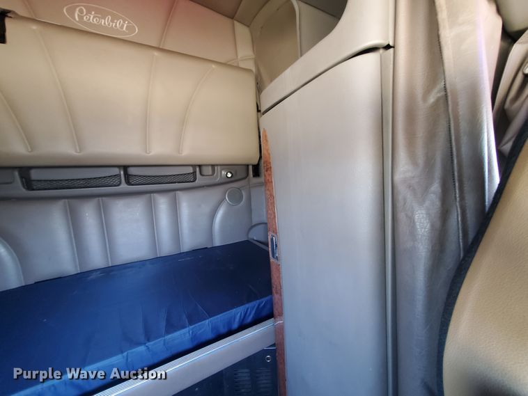 image for item IX9051 2012 Peterbilt 587  semi truck